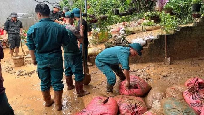 Ban Chỉ huy quân sự phường Bắc Kạn hỗ trợ dọn dẹp, vệ sinh nhà một hộ dân ở tổ 12 bị đất, đá sạt lở. (Ảnh: DUY ĐỨC)