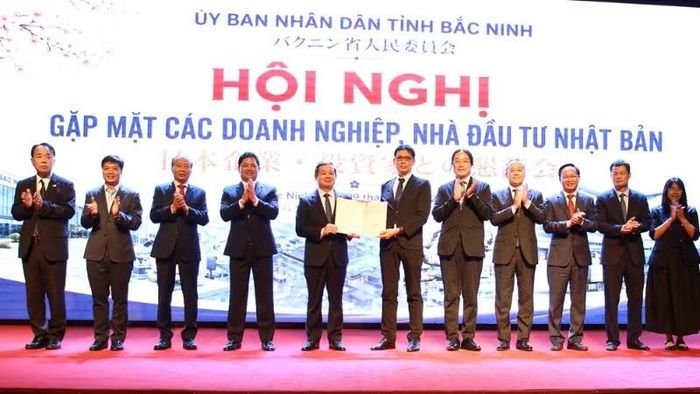 Lãnh đạo tỉnh Bắc Ninh trao Giấy chứng nhận Quyền sử dụng đất cho Công ty trách nhiệm hữu hạn AeonMall Việt Nam.
