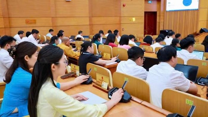 Đại biểu Hội đồng nhân dân tỉnh Quảng Ninh biểu quyết thông qua các nghị quyết.