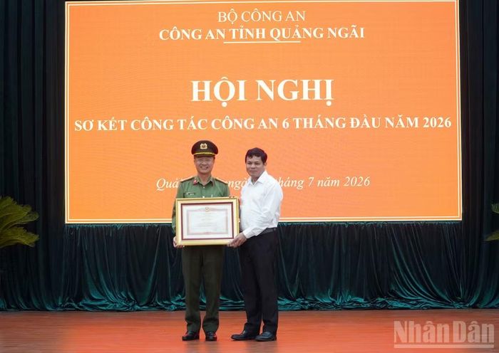 Trao Bằng khen của Thủ tướng Chính phủ cho Đại tá Nguyễn Thành Long, Phó Giám đốc Công an tỉnh Quảng Ngãi
