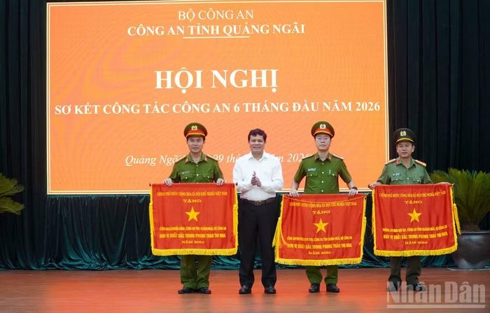 Trao Cờ thi đua của Thủ tướng Chính phủ cho 3 tập thể có thành tích xuất sắc.