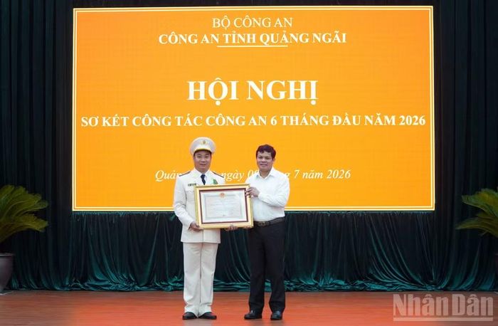 Thừa ủy quyền của Chủ tịch nước, đồng chí Nguyễn Đức Tuy, Phó Bí thư Tỉnh ủy, Chủ tịch Hội đồng nhân dân tỉnh Quảng Ngãi trao Huân chương Bảo vệ Tổ quốc hạng Ba cho Thượng tá Phạm Minh Lục, Phó Trưởng Phòng Công tác chính trị (Công an tỉnh Quảng Ngãi).