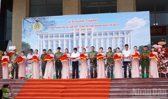 Nghi thức cắt băng khánh thành trụ sở Công an tỉnh Quảng Ngãi (cơ sở 2) tại xã Đăk Rơ Wa.