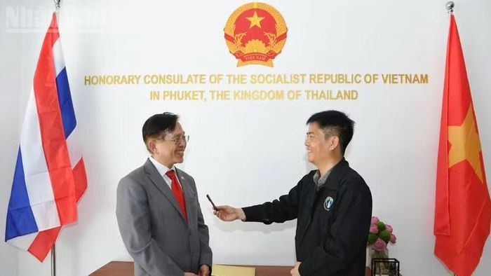 Lãnh sự danh dự Việt Nam tại Phuket Thaneth Tantipiriyakij (bên trái) trả lời phỏng vấn phóng viên Báo Nhân Dân thường trú tại Thái Lan. (Ảnh: MINH THẮNG)