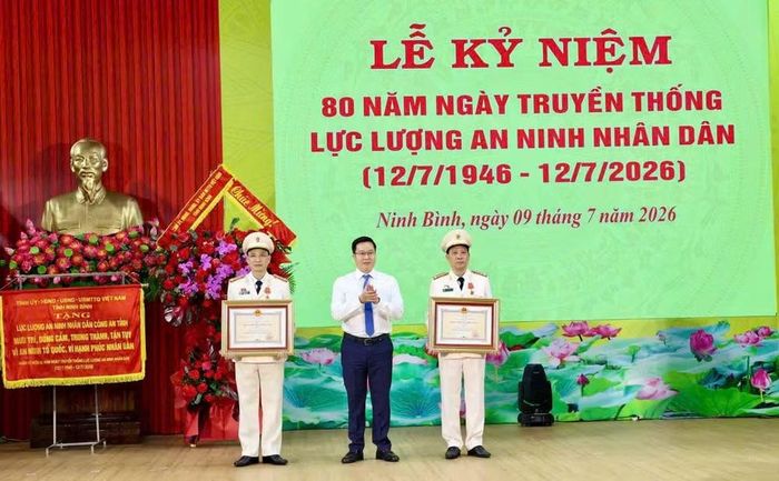 Thừa ủy quyền của Chủ tịch nước, đồng chí Trần Đăng Quỳnh, Ủy viên dự khuyết Trung ương Đảng, Phó Bí thư Thường trực Tỉnh ủy trao Huân chương Chiến công hạng Ba cho 2 cá nhân.
