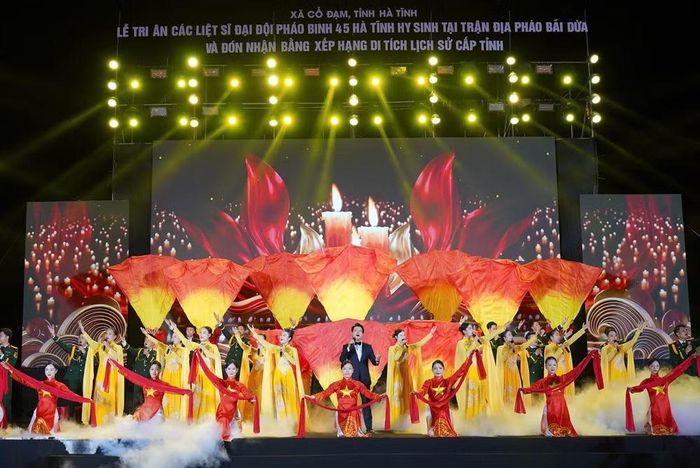 Chương trình nghệ thuật Bãi Dừa - Khúc tráng ca bất tử" tại lễ tri ân.