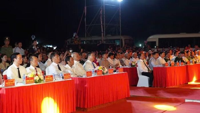Các đồng chí lãnh đạo, nguyên lãnh đạo Đảng, Nhà nước, tỉnh Hà Tĩnh và đông đảo các tầng lớp nhân dân trên địa bàn dự lễ tri ân.
