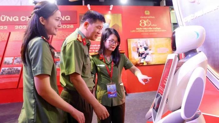 Các đại biểu tham quan triển lãm.