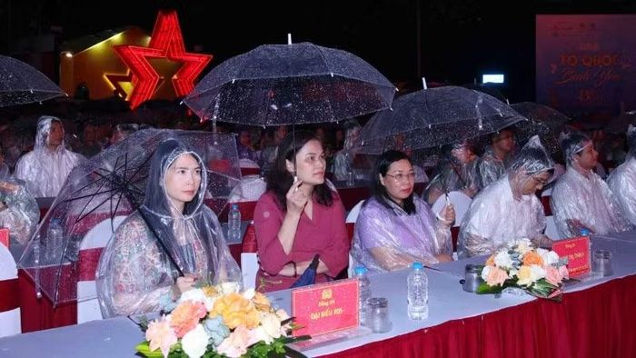 Đại biểu dự khai mạc.