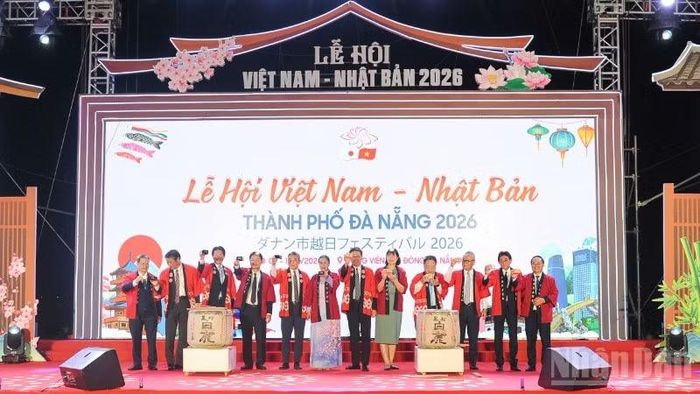 Các đại biểu thực hiện nghi thức khai mạc.