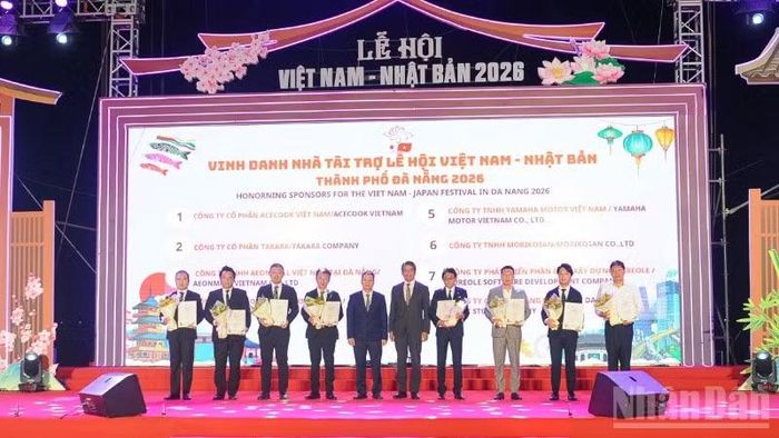 Đại diện Ban tổ chức vinh danh các nhà tài trợ lễ hội.