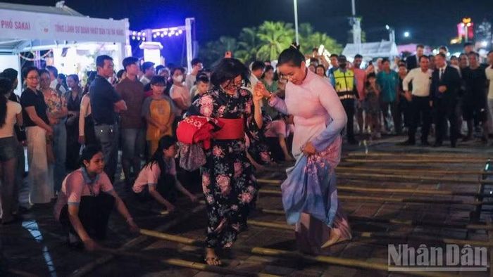 Phó Chủ tịch Ủy ban nhân dân thành phố Đà Nẵng Nguyễn Thị Anh Thi giao lưu văn hóa với đại biểu Nhật Bản.