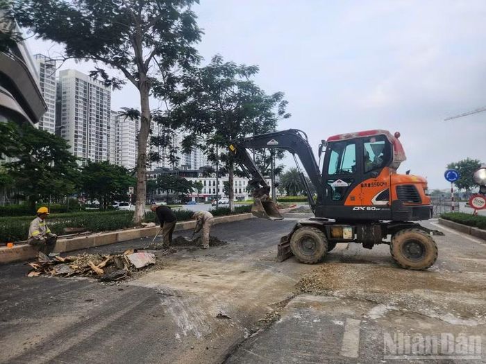 Đơn vị thi công chống ngập trên đường Võ Chí Công thực hiện các khâu san lấp, hoàn trả mặt bằng.