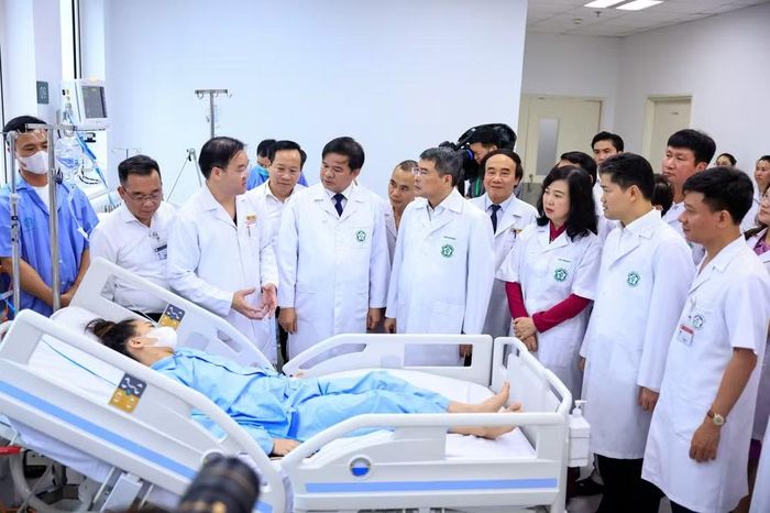 Thủ tướng Lê Minh Hưng kiểm tra công tác khám, cấp cứu.