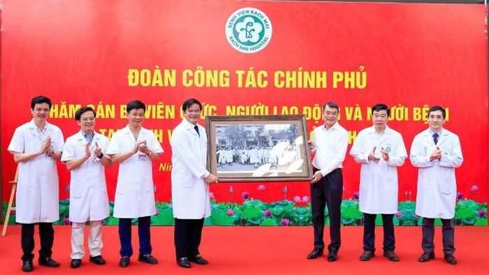 Thủ tướng Chính phủ Lê Minh Hưng chúc mừng Bệnh viện Bạch Mai cơ sở Ninh Bình.