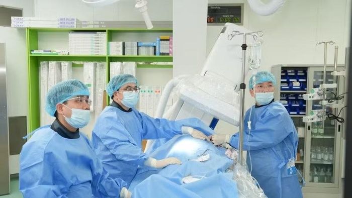 Các bác sĩ Viện Tim mạch Việt Nam tại Bệnh viện Bạch Mai cơ sở Ninh Bình thực hiện thành công ca can thiệp tim mạch.