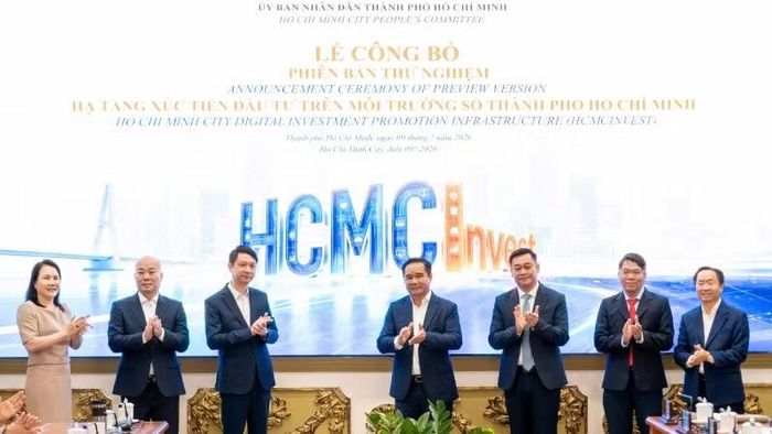Lãnh đạo Thành phố Hồ Chí Minh, Cục Xúc tiến thương mại và các đại biểu thực hiện nghi thức công bố phiên bản thử nghiệm Hạ tầng Xúc tiến Đầu tư trên môi trường số Thành phố Hồ Chí Minh (HCMCInvest).