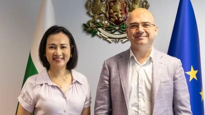 Đại sứ Nguyễn Thị Minh Nguyệt và Bộ trưởng Du lịch Bulgaria Ilin Dimitrov. (Ảnh: Đại sứ quán Việt Nam tại Bulgaria cung cấp)