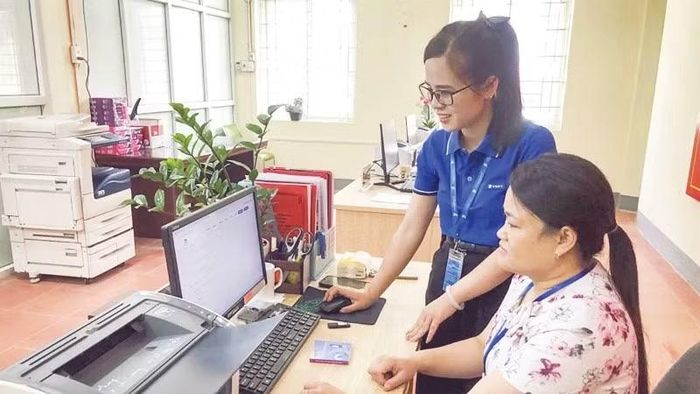 Cán bộ Trung tâm Phục vụ hành chính công xã Quảng Uyên, tỉnh Cao Bằng thực hiện nhiệm vụ. (Ảnh: THÙY ANH)