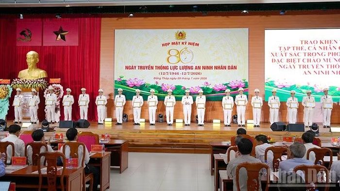 Thiếu tướng Lâm Phước Nguyên, Giám đốc Công an tỉnh Đồng Tháp trao khen thưởng các tập thể có thành tích xuất sắc.
