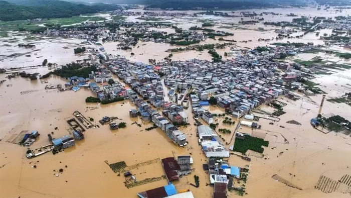 Ngày 6-7-2026, hồ chứa Lục Lam ở thành phố Hoành Châu thuộc Nam Ninh, Khu tự trị dân tộc Choang Quảng Tây bị vỡ đập, gây ngập lụt ở khu vực hạ du. Ảnh: Tân Hoa Xã