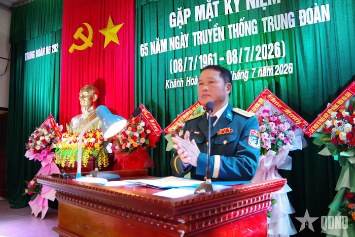 Đại tá Vũ Cao Thép, Bí thư Đảng ủy, Chính ủy Sư đoàn 377 phát biểu chúc mừng.