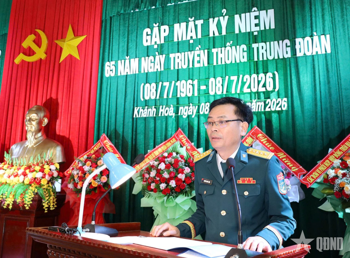 Đại tá Nguyễn Quốc Tuấn, Trung đoàn trưởng Trung đoàn Ra-đa 292 trình bày diễn văn kỷ niệm.