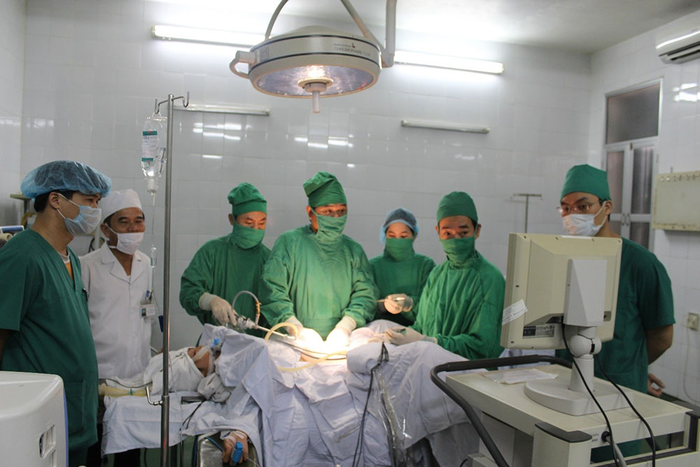 Ca phẫu thuật nội soi tán sỏi mật của Bệnh viện Quân y 5. Ảnh: VĂN KIÊN