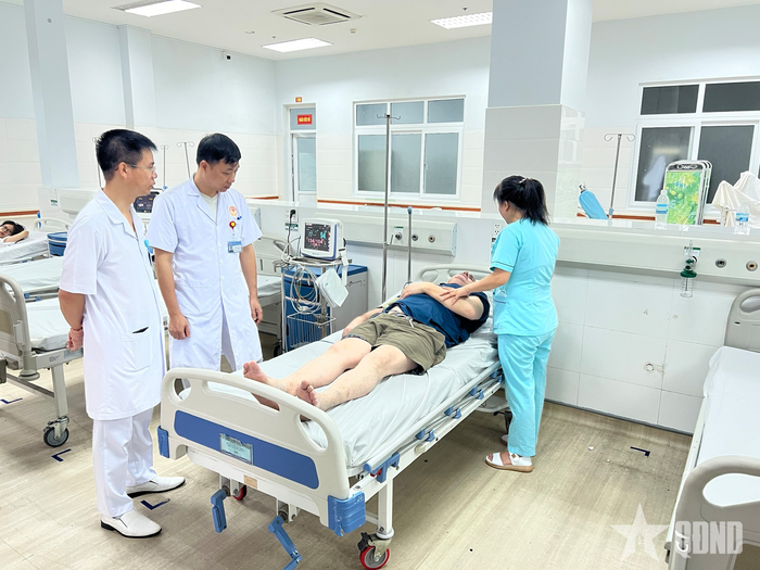 Lãnh đạo Bệnh viện Quân y 87 chỉ đạo điều trị, chăm sóc bệnh nhân người Nga bị viêm ruột thừa cấp khi đang công tác qua vùng biển Việt Nam. 
