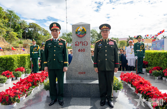  Hai đồng chí Phó thủ tướng, Bộ trưởng Bộ Quốc phòng tại cột mốc biên giới. Ảnh: VIỆT TRUNG