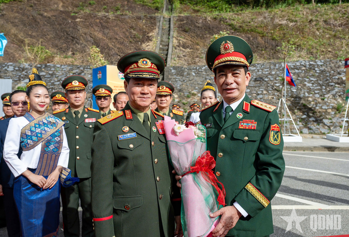 Đại tướng Khamliang Outhakaysone đón Đại tướng Phan Văn Giang tại Cửa khẩu Nam On. Ảnh: VIỆT TRUNG 