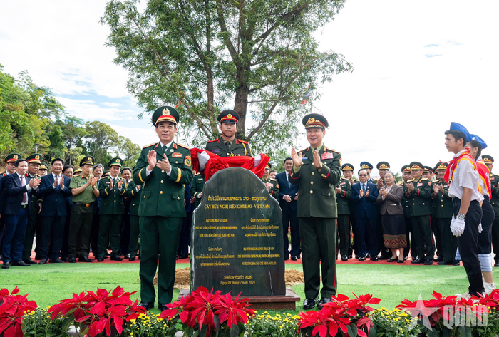 Đại tướng Phan Văn Giang và Đại tướng Khamliang Outhakaysone trồng cây hữu nghị tại khu vực khuôn viên Cột mốc 460 phía Lào. Ảnh: VIỆT TRUNG 