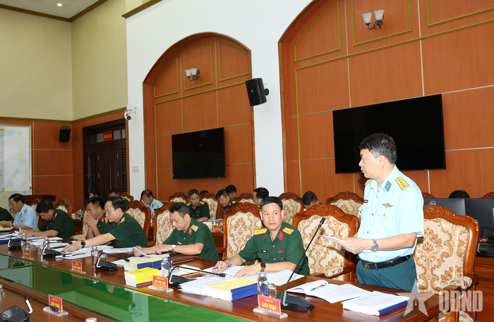  Các thành viên Hội đồng tham gia ý kiến tại phiên họp.