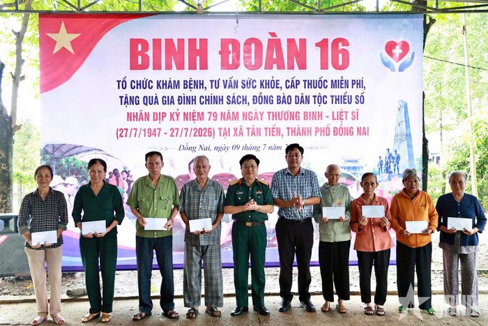Đại diện Binh đoàn 16 và xã Tân Tiến tặng quà các gia đình chính sách và đồng bào dân tộc thiểu số trên địa bàn.