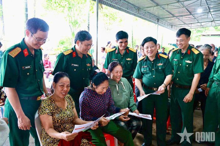 Binh đoàn 16 tuyên truyền về mục tiêu, ý nghĩa các dự án phát triển kinh tế - xã hội gắn với củng cố quốc phòng, an ninh trên địa bàn biên giới.