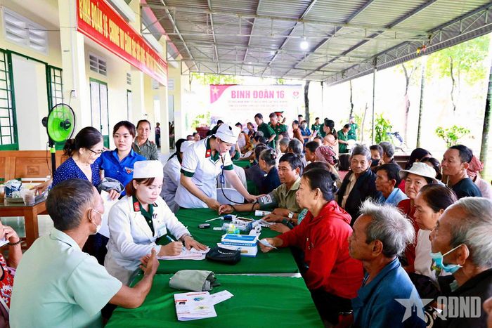 Các y, bác sĩ Bệnh viện Quân dân y 16 khám bệnh, tư vấn sức khỏe cho người dân.