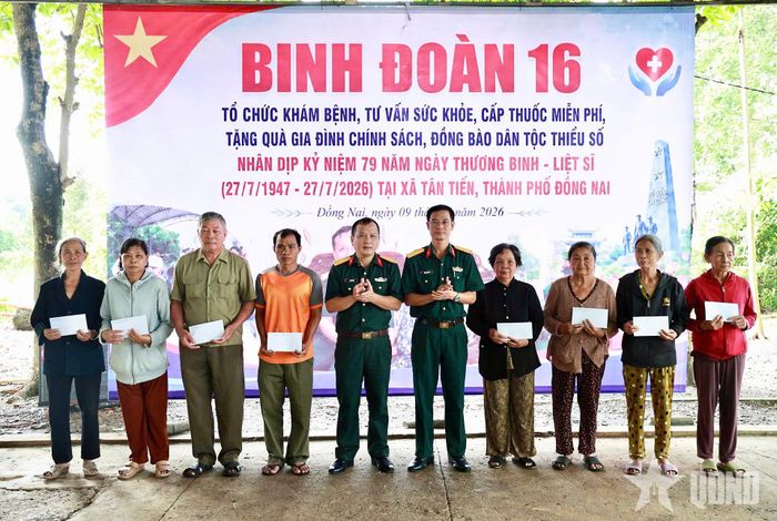 Trao quà tặng nhân dân đến khám bệnh.