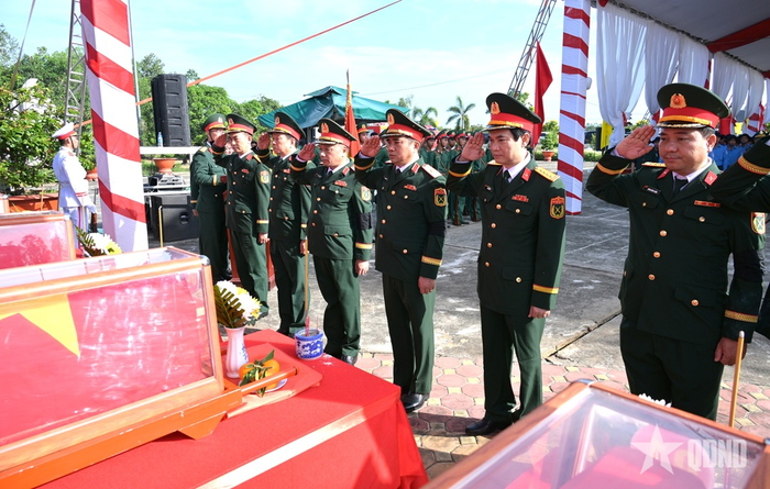 Các đại biểu Quân đội trang nghiêm viếng các anh hùng liệt sĩ.