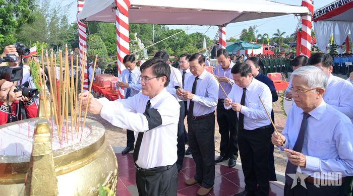 Lãnh đạo, nguyên lãnh đạo tỉnh Đồng Tháp dâng hương tưởng nhớ các anh hùng liệt sĩ.