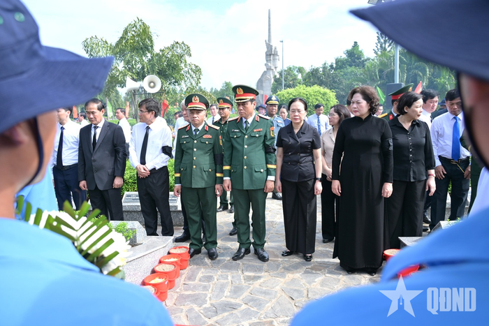 Các đại biểu xúc động tiễn đưa các anh hùng liệt sĩ.