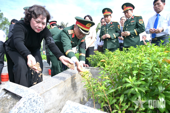 Các đại biểu thực hiện nghi thức tiễn đưa các anh hùng liệt sĩ.