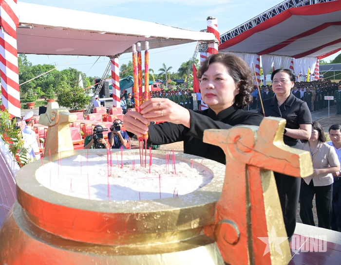 Đồng chí Nguyễn Thị Hồng, Ủy viên Trung ương Đảng, Phó chủ tịch Quốc hội dâng hương tưởng nhớ các anh hùng liệt sĩ.