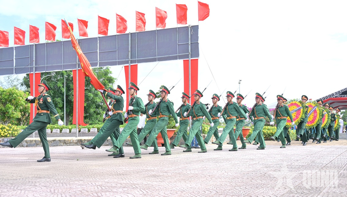 Đội tiêu binh thực hiện nghi thức tiễn đưa các anh hùng liệt sĩ.