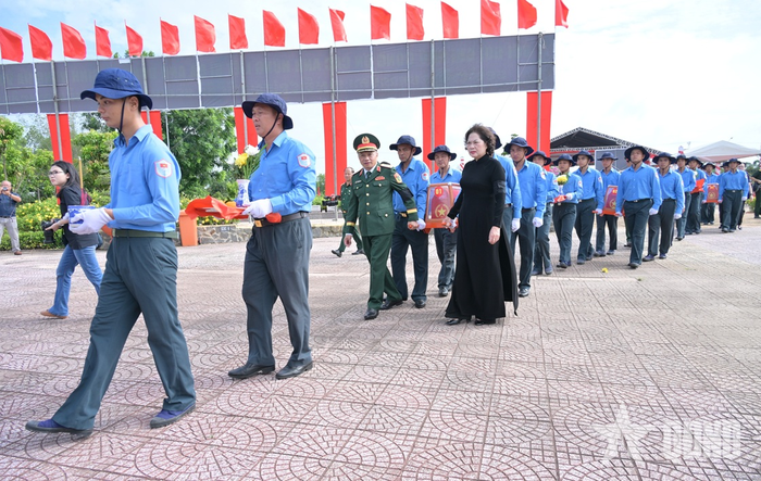 Các đại biểu tiễn đưa các anh hùng liệt sĩ.