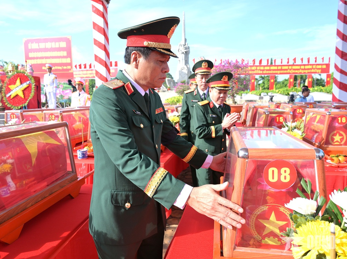 Thiếu tướng Huỳnh Văn Ngon, Phó chính ủy Quân khu 9 viếng các anh hùng liệt sĩ.