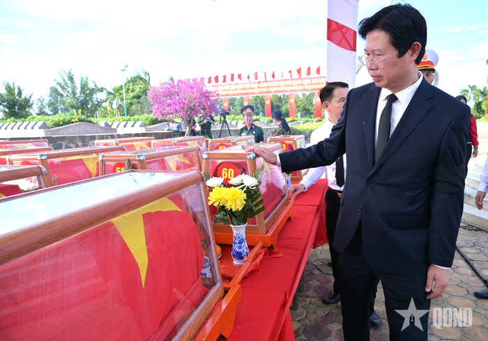 Lãnh đạo tỉnh Đồng Tháp viếng các anh hùng liệt sĩ.