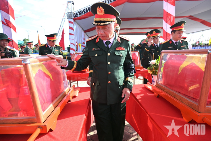 Thượng tướng Lê Quang Minh và đoàn công tác viếng các anh hùng liệt sĩ.