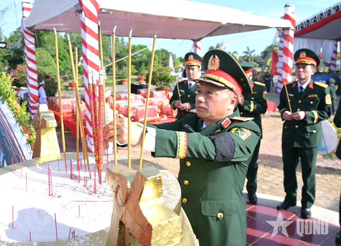 Thượng tướng Lê Quang Minh, Phó chủ nhiệm Tổng cục Chính trị, Ủy viên Ban Chỉ đạo quốc gia về tìm kiếm, quy tập và xác định danh tính hài cốt liệt sĩ dâng hương tưởng nhớ các anh hùng liệt sĩ.