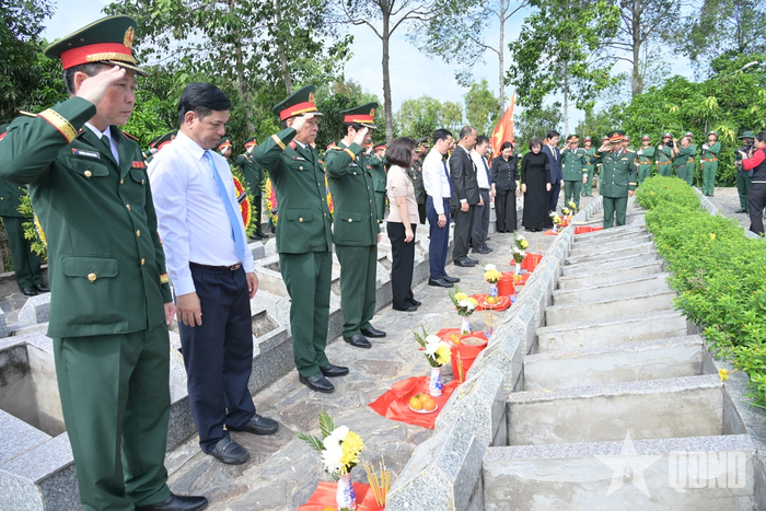 Phút mặc niệm tưởng nhớ các anh hùng liệt sĩ.