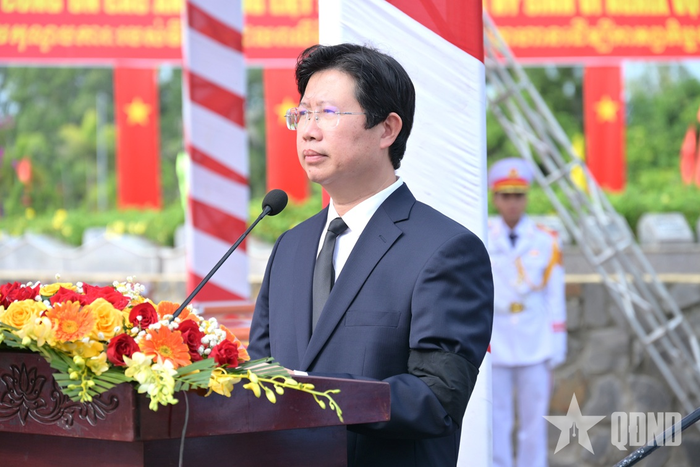 Đồng chí Huỳnh Minh Tuấn, Phó chủ tịch UBND tỉnh Đồng Tháp đọc điếu văn lễ truy điệu, an táng hài cốt liệt sĩ.